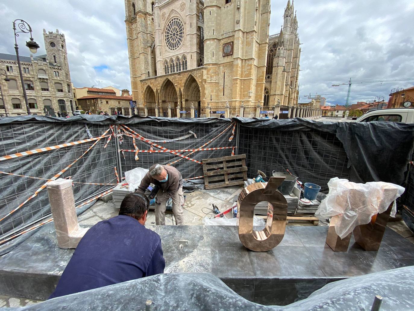 Las letras más famosas de la ciudad vuelven a la plaza de Regla tras pasar por el taller y con un cambio de ubicación.