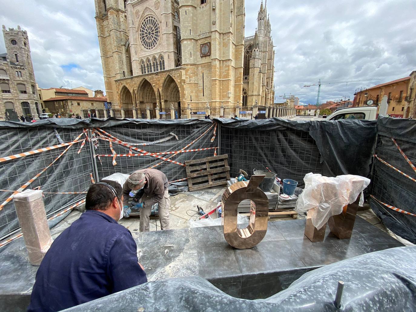 Las letras más famosas de la ciudad vuelven a la plaza de Regla tras pasar por el taller y con un cambio de ubicación.