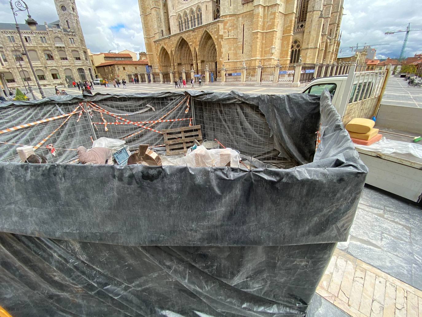 Las letras más famosas de la ciudad vuelven a la plaza de Regla tras pasar por el taller y con un cambio de ubicación.