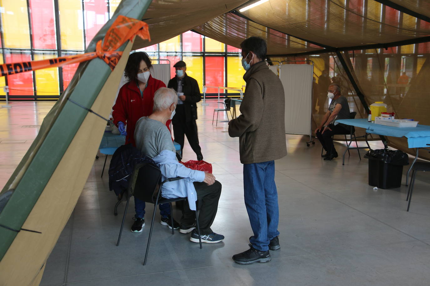 Decenas de personas acuden a una nueva vacunación masiva en León para avanzar hacia la inmunidad.