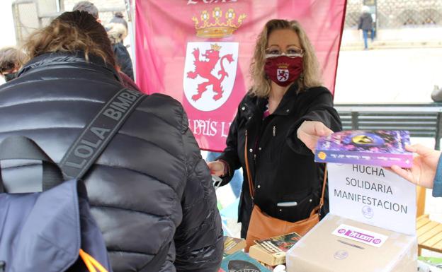 El colectivo leonesista reparte libros en la plaza de Botines.