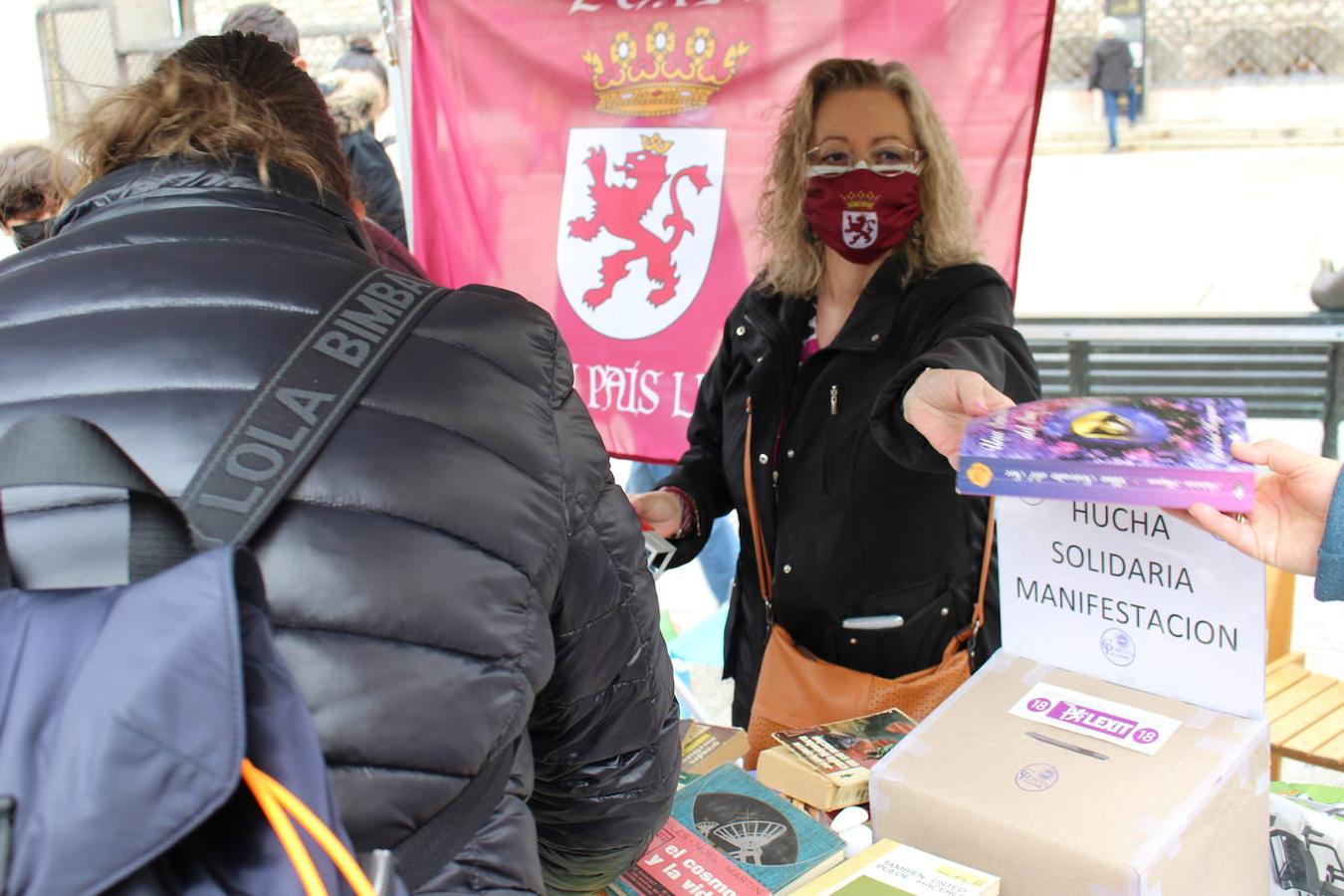 La agrupación leonesista regala libros en Botines y recauda fondos para una «gran manifestación por la autonomía»