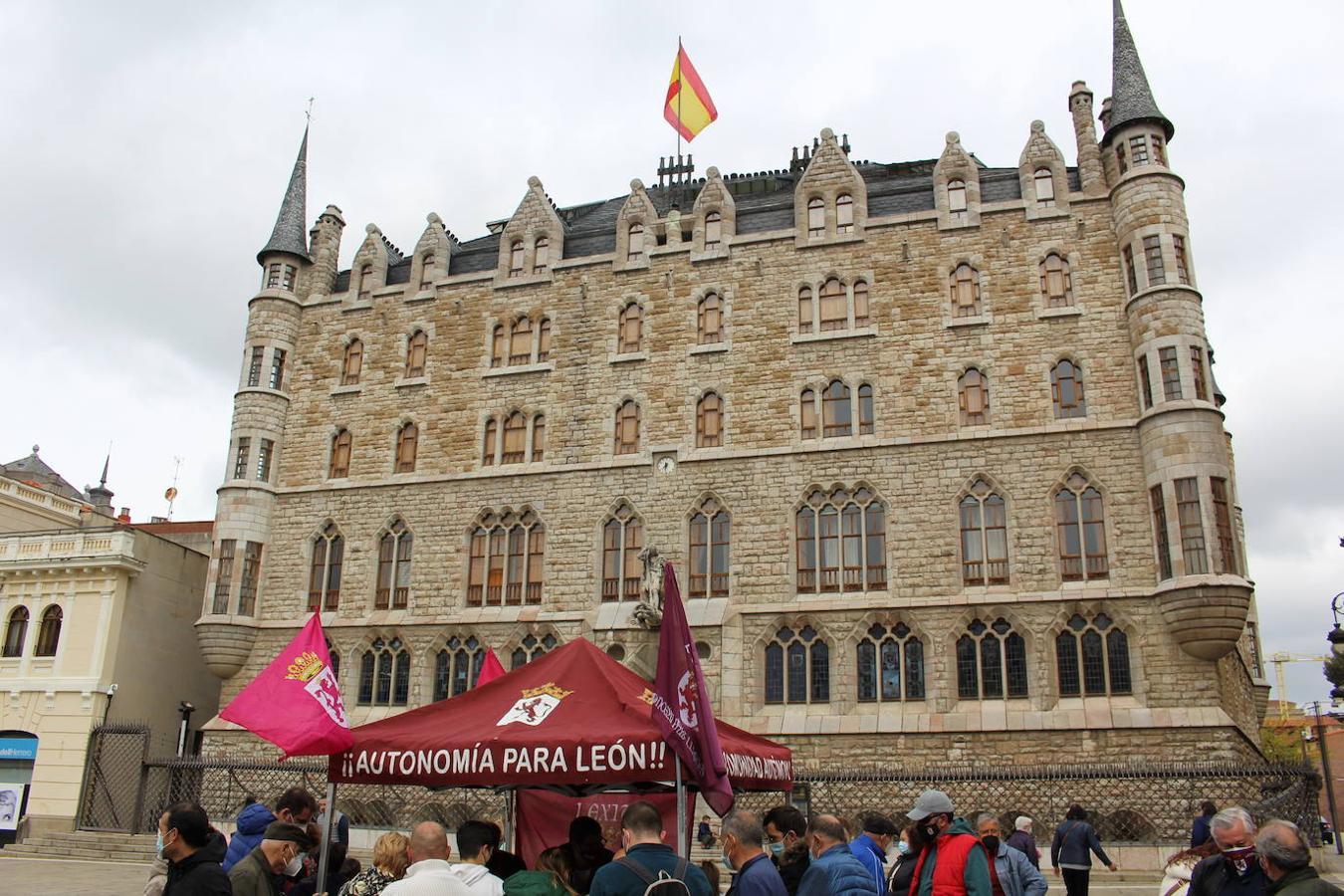 La agrupación leonesista regala libros en Botines y recauda fondos para una «gran manifestación por la autonomía»