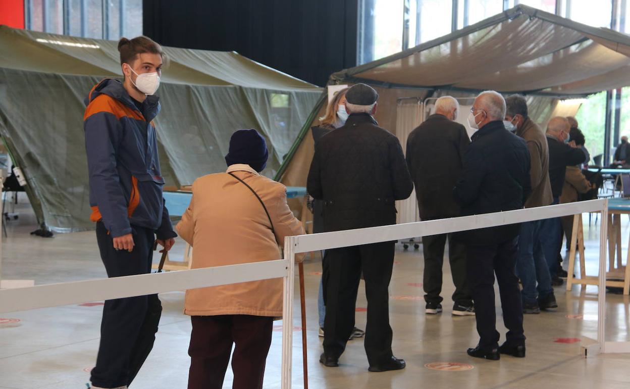 Colas en la vacunación masiva de León.