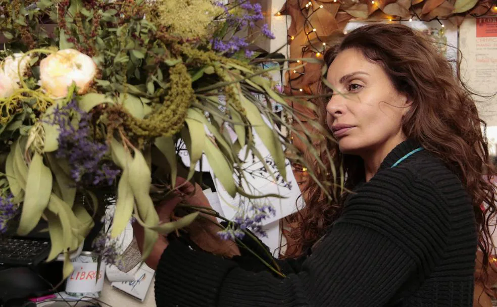 La florista Natalia Crespo, que ostenta el título de la segunda mejor artista floral de España, imparte dos talleres de arreglos florales en el Museo Casa Botines Gaudí de León.