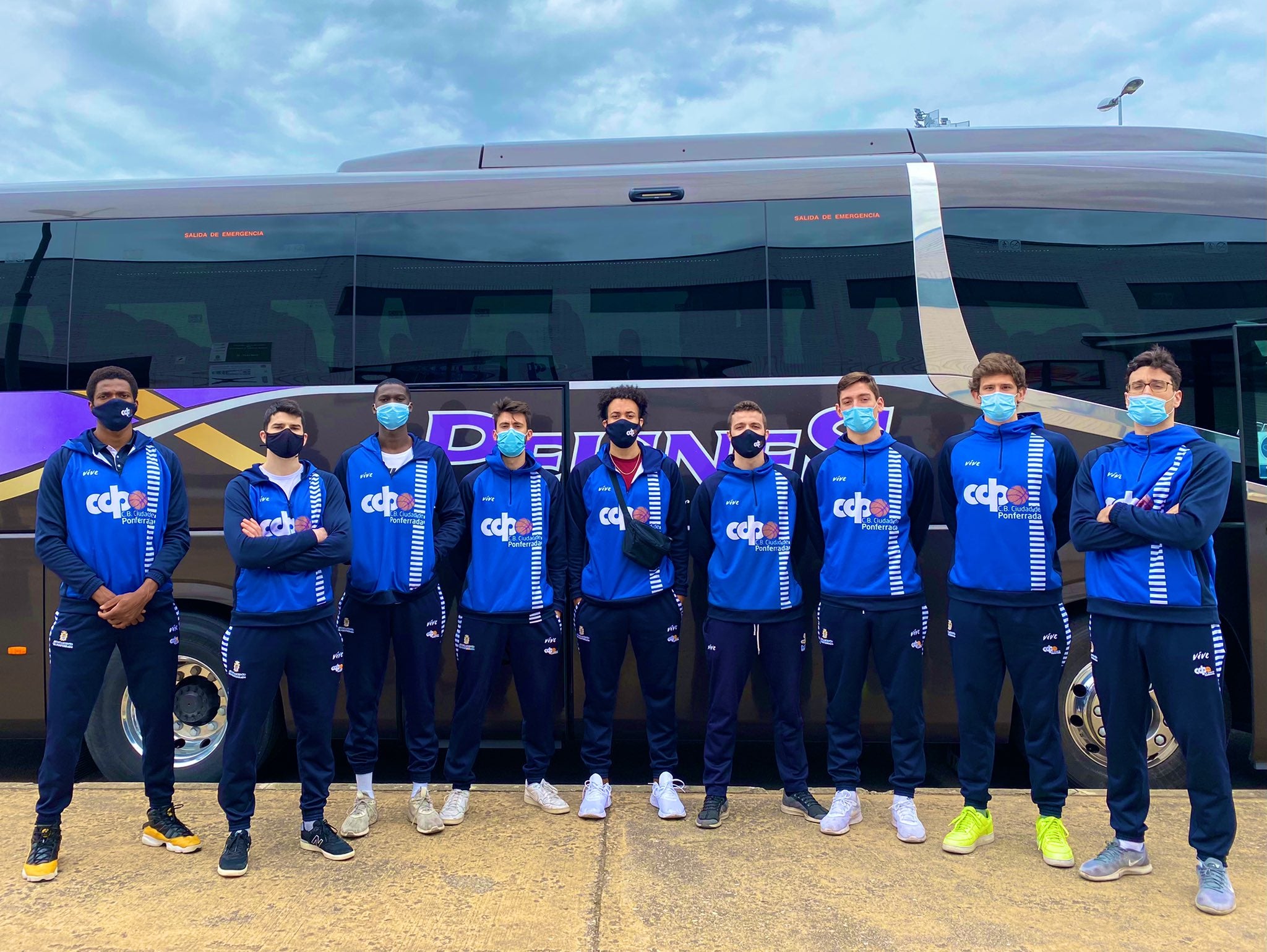 Los jugadores del Ciudad de Ponferrada, antes de viajar a La Roda.