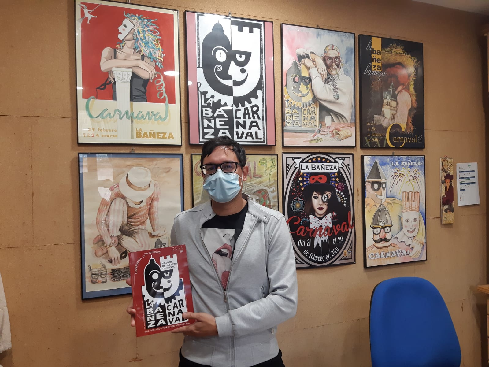 Ángel Fernández posa con el libro homenaje a los carnavales de La Bañeza.
