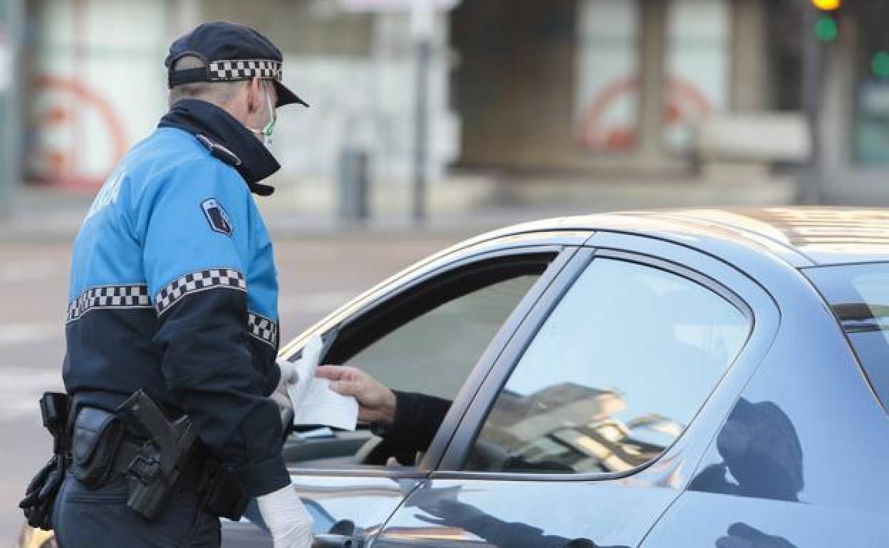 La Policía Local de León realiza controles a los conductores.