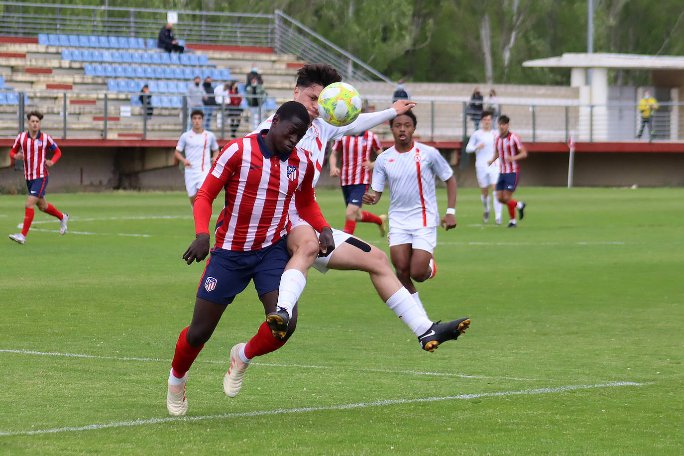 El niño pudo comprobar la evolución de su equipo y del juvenil del club leonés en Puente Castro.