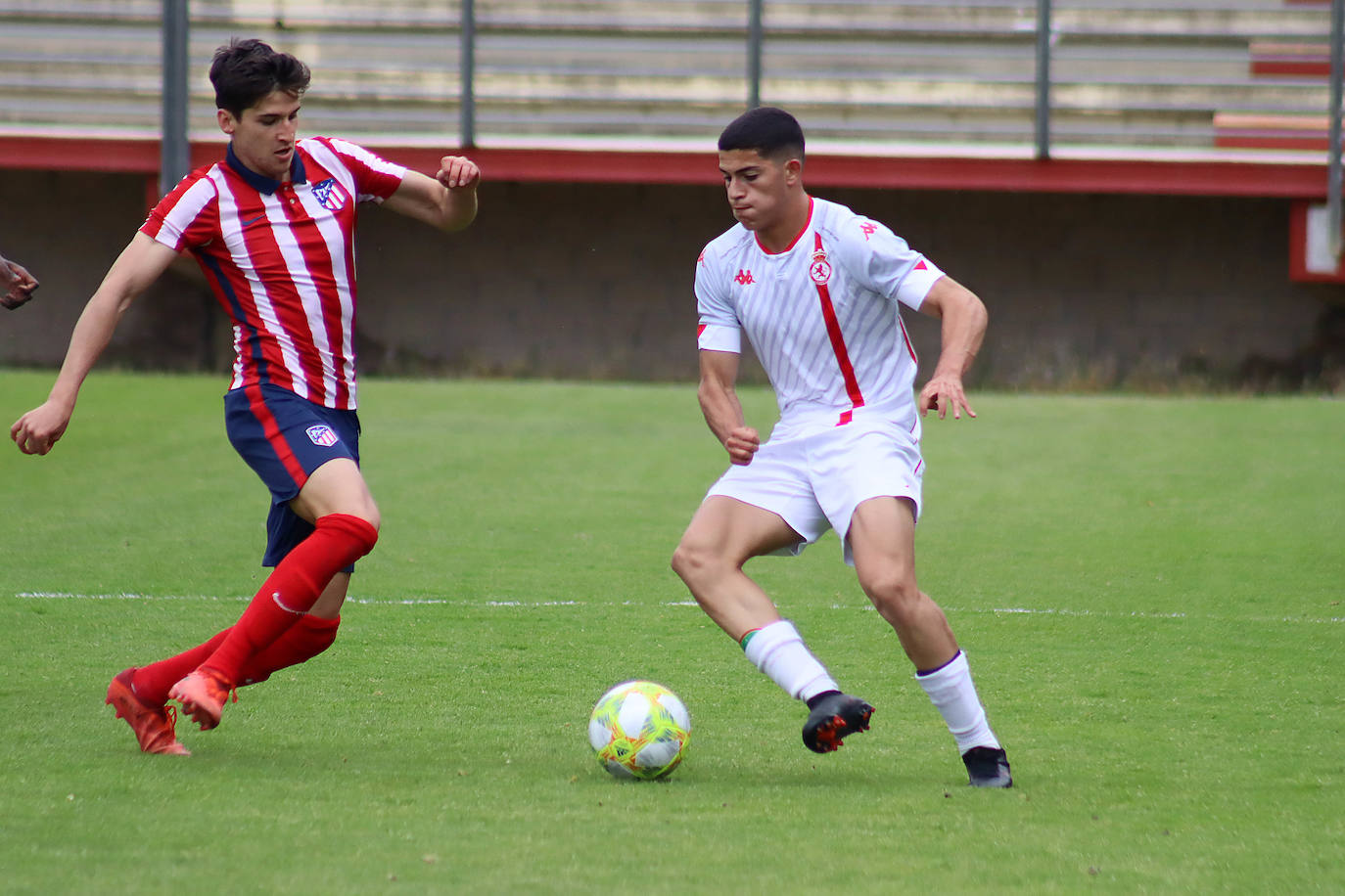 El niño pudo comprobar la evolución de su equipo y del juvenil del club leonés en Puente Castro.
