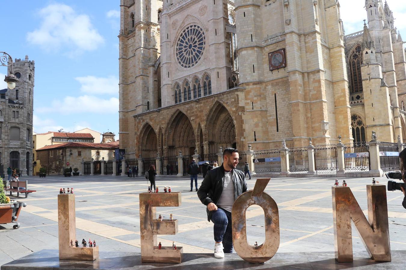 El historiador leonés Carlos González Íscar cuenta la historia del mundo con sus muñecos