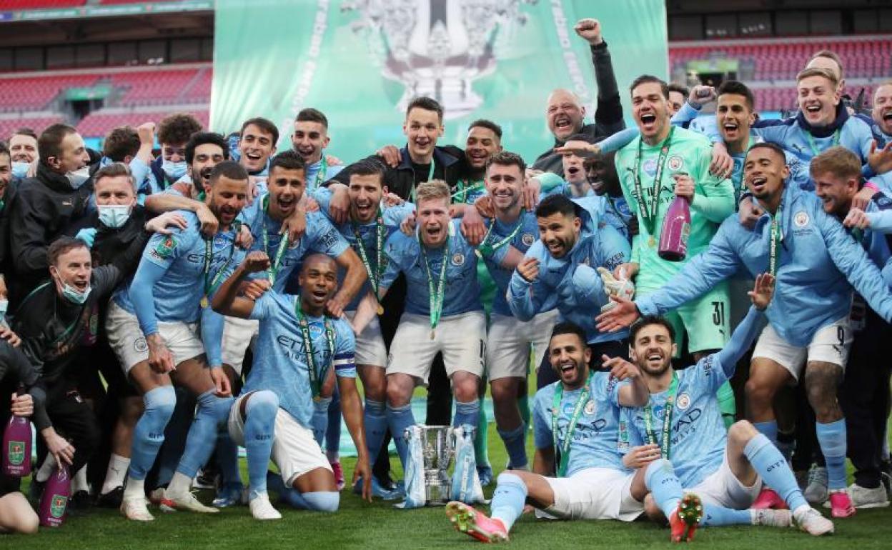 Los jugadores del City celebrando con el titulo