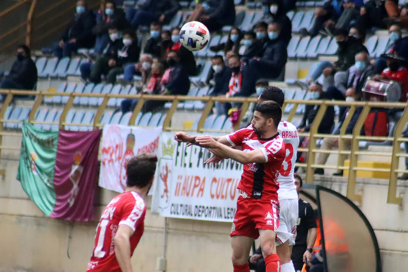 Leoneses y charros se enfrentaron en el Reino de León en una nueva jornada de Segunda División B.