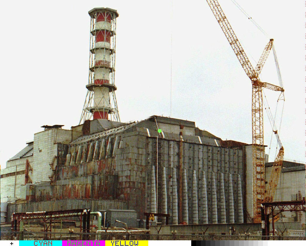 La madrugada del 26 de abril de 1986 la explosión del reactor número 4 de la central nuclear de Chernóbil (actual Ucrania) derivó en la mayor tragedia nuclear de la historia. Aún se desconoce la cifra real de fallecidos. Más de treinta personas murieron esa misma noche y en torno al millar después, aunque el hermetismo y ocultación de la URSS imposibilitaron evaluar el impacto real de la catástrofe. Este es un viaje en el tiempo al escenario del suceso, con instantáneas de entonces y también actuales.