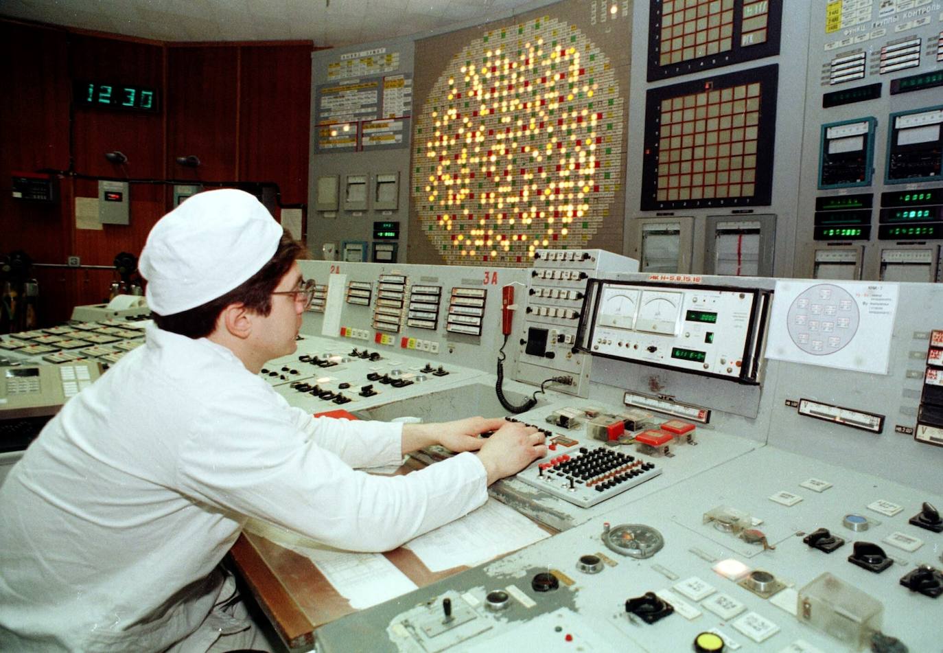 La madrugada del 26 de abril de 1986 la explosión del reactor número 4 de la central nuclear de Chernóbil (actual Ucrania) derivó en la mayor tragedia nuclear de la historia. Aún se desconoce la cifra real de fallecidos. Más de treinta personas murieron esa misma noche y en torno al millar después, aunque el hermetismo y ocultación de la URSS imposibilitaron evaluar el impacto real de la catástrofe. Este es un viaje en el tiempo al escenario del suceso, con instantáneas de entonces y también actuales.