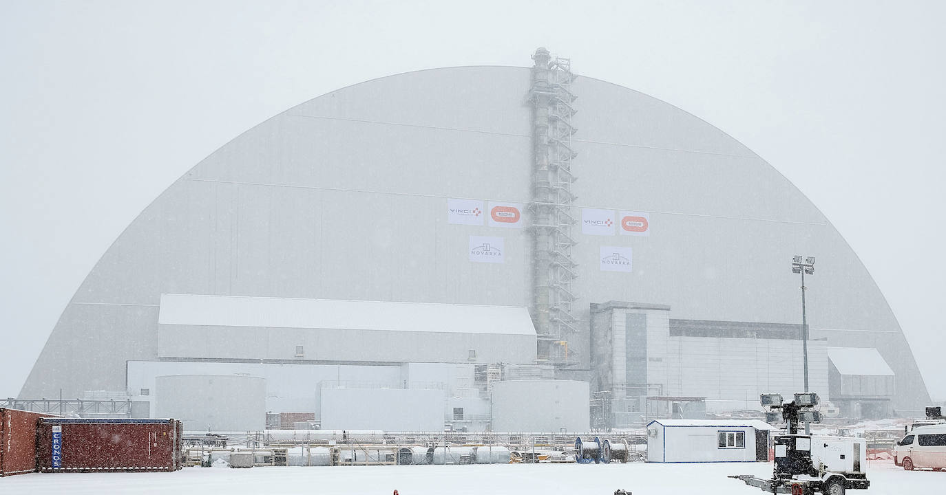 La madrugada del 26 de abril de 1986 la explosión del reactor número 4 de la central nuclear de Chernóbil (actual Ucrania) derivó en la mayor tragedia nuclear de la historia. Aún se desconoce la cifra real de fallecidos. Más de treinta personas murieron esa misma noche y en torno al millar después, aunque el hermetismo y ocultación de la URSS imposibilitaron evaluar el impacto real de la catástrofe. Este es un viaje en el tiempo al escenario del suceso, con instantáneas de entonces y también actuales.