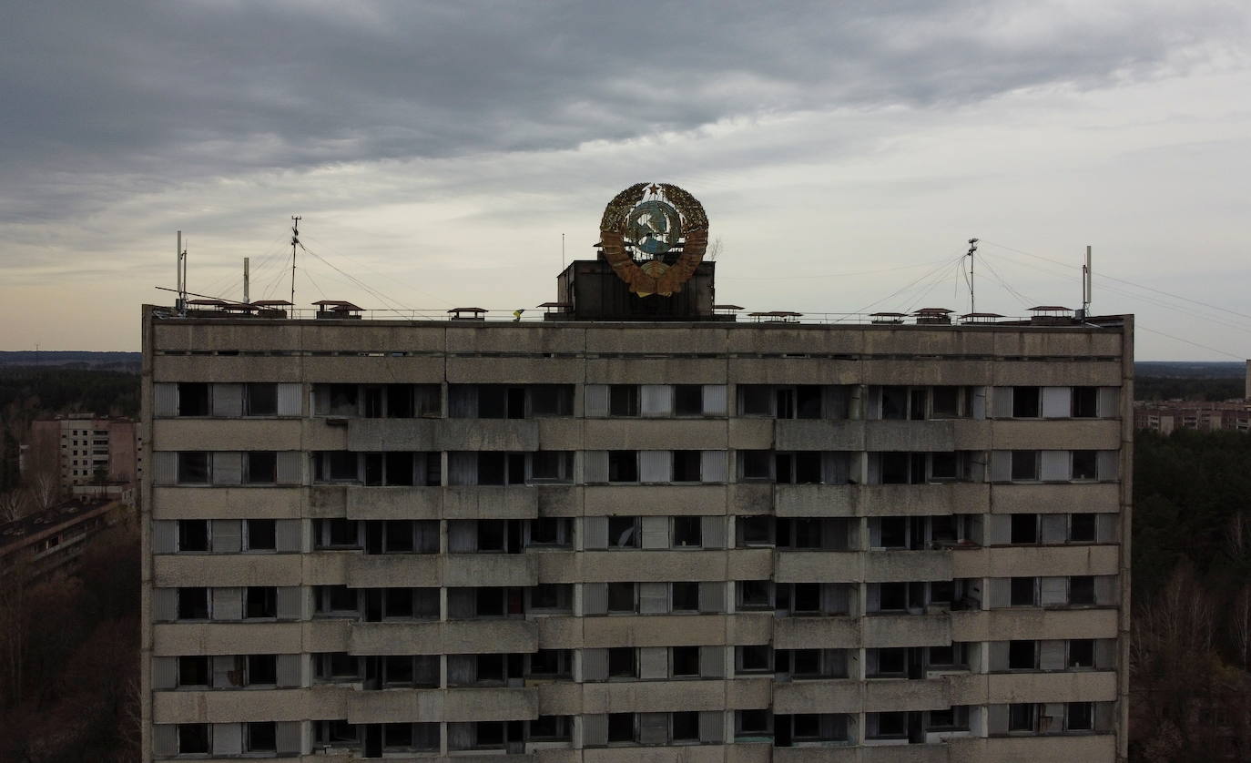 La madrugada del 26 de abril de 1986 la explosión del reactor número 4 de la central nuclear de Chernóbil (actual Ucrania) derivó en la mayor tragedia nuclear de la historia. Aún se desconoce la cifra real de fallecidos. Más de treinta personas murieron esa misma noche y en torno al millar después, aunque el hermetismo y ocultación de la URSS imposibilitaron evaluar el impacto real de la catástrofe. Este es un viaje en el tiempo al escenario del suceso, con instantáneas de entonces y también actuales.