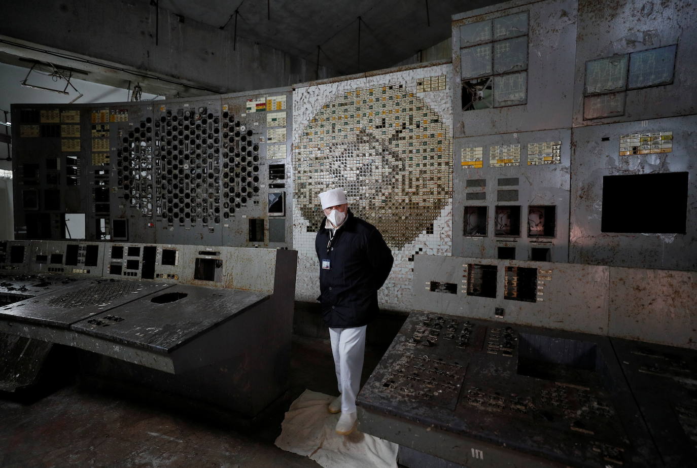 La madrugada del 26 de abril de 1986 la explosión del reactor número 4 de la central nuclear de Chernóbil (actual Ucrania) derivó en la mayor tragedia nuclear de la historia. Aún se desconoce la cifra real de fallecidos. Más de treinta personas murieron esa misma noche y en torno al millar después, aunque el hermetismo y ocultación de la URSS imposibilitaron evaluar el impacto real de la catástrofe. Este es un viaje en el tiempo al escenario del suceso, con instantáneas de entonces y también actuales.