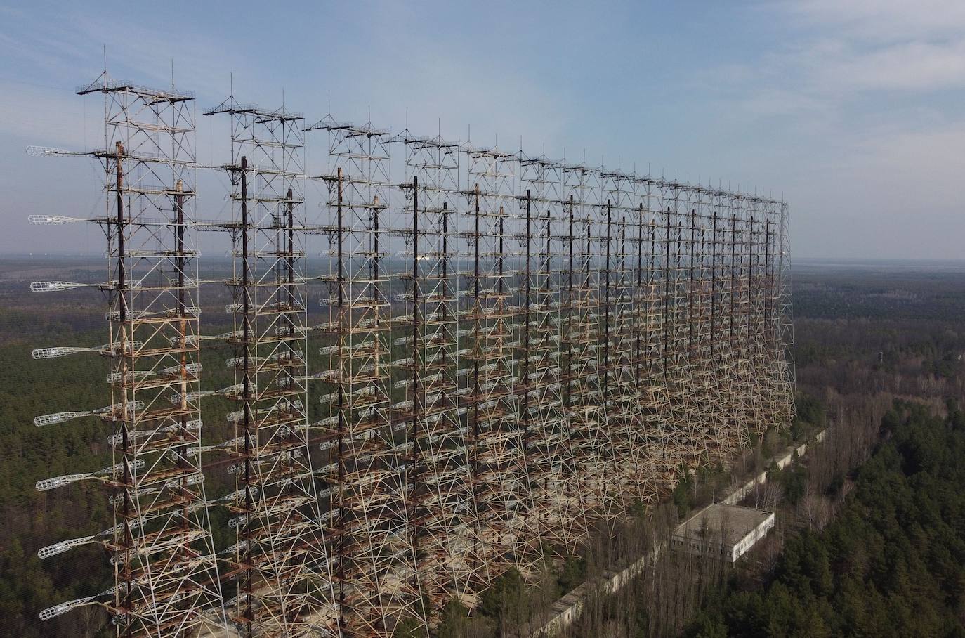 La madrugada del 26 de abril de 1986 la explosión del reactor número 4 de la central nuclear de Chernóbil (actual Ucrania) derivó en la mayor tragedia nuclear de la historia. Aún se desconoce la cifra real de fallecidos. Más de treinta personas murieron esa misma noche y en torno al millar después, aunque el hermetismo y ocultación de la URSS imposibilitaron evaluar el impacto real de la catástrofe. Este es un viaje en el tiempo al escenario del suceso, con instantáneas de entonces y también actuales.