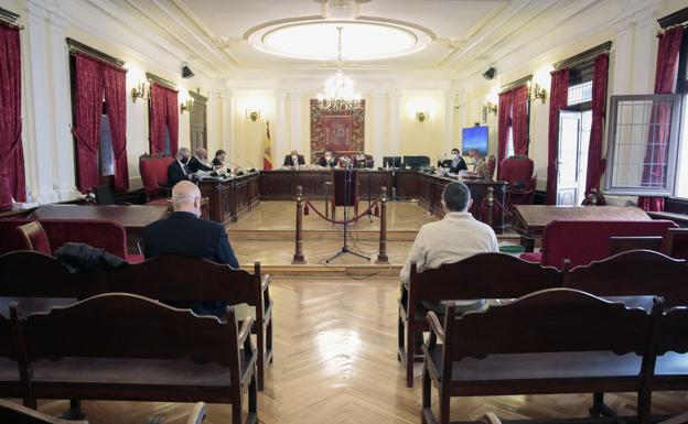 Galería. Los imputados, durante el juicio en la Audiencia Provincial este lunes. 