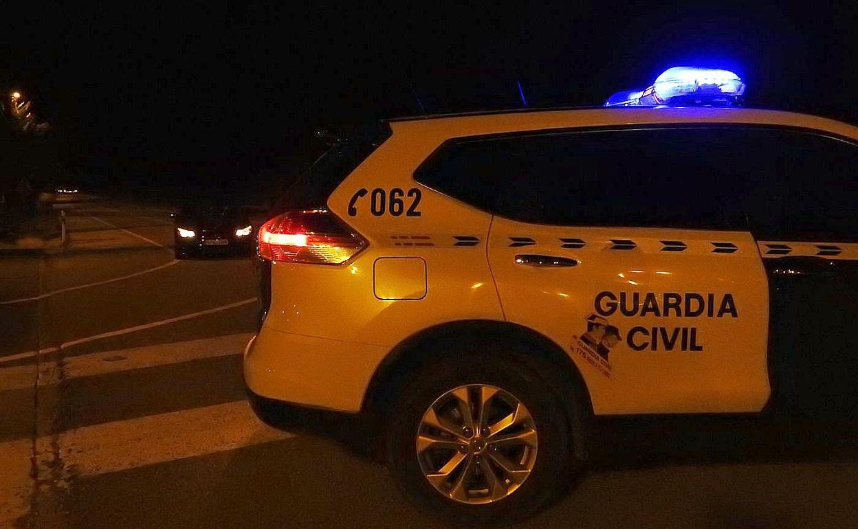 Efectivos de la Guardia Civil durante un control.