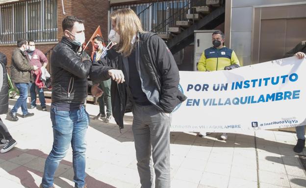 Galería. Concentración para pedir la construcción de un instituto en Villaquilambre.