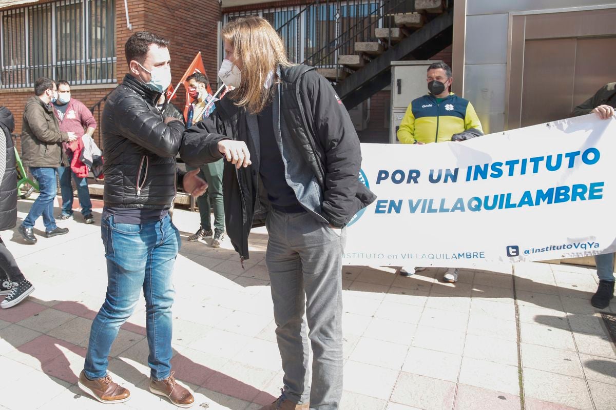 Concentración de apoyo a la construcción de un instituto de educación secundaria en Villaquilambre