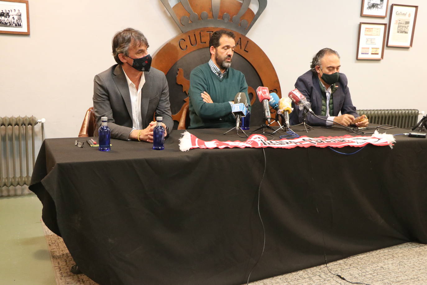 El técnico firma por esta temporada y la siguiente como técnico del club leonés