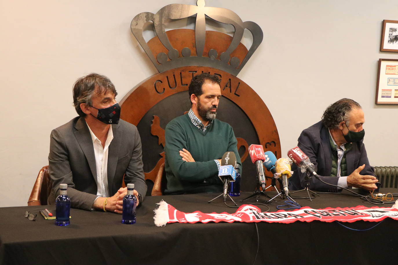 El técnico firma por esta temporada y la siguiente como técnico del club leonés