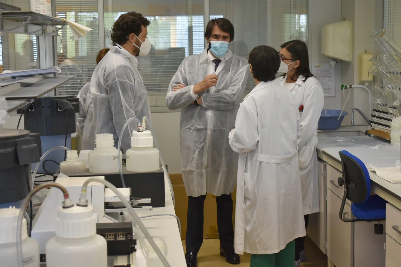 El consejero de Fomento y Medio Ambiente, Juan Carlos Suárez-Quiñones, visita el Laboratorio Regional de Sanidad Animal de Villaquilambre.