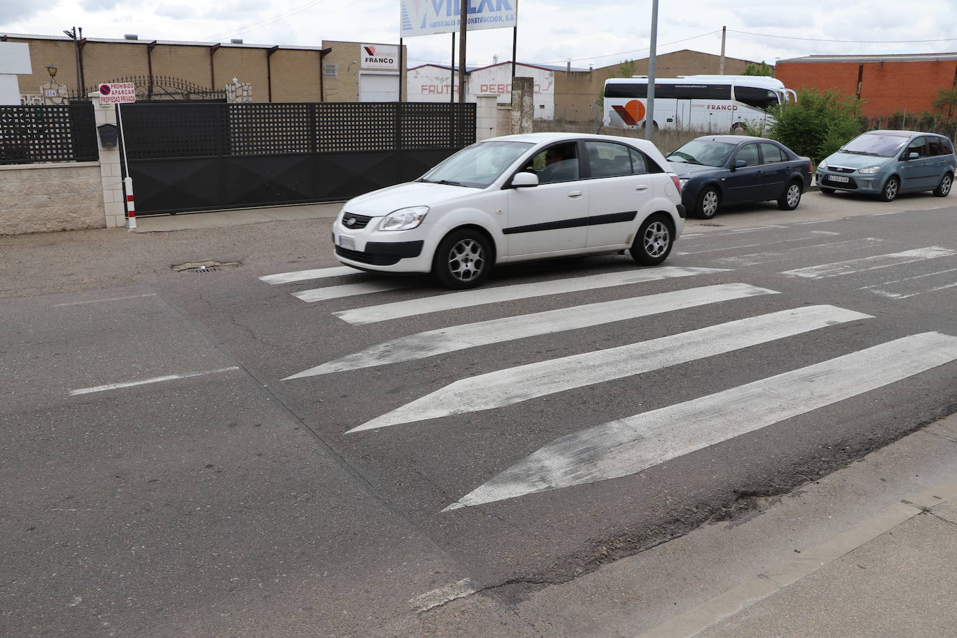 Varios vecinos de la localidad llevan años reclamando la retirada de un badén que produce molestos ruidos al paso de los vehículos.