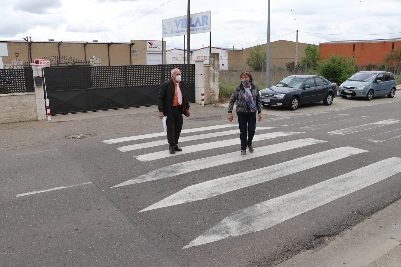 Varios vecinos de la localidad llevan años reclamando la retirada de un badén que produce molestos ruidos al paso de los vehículos.