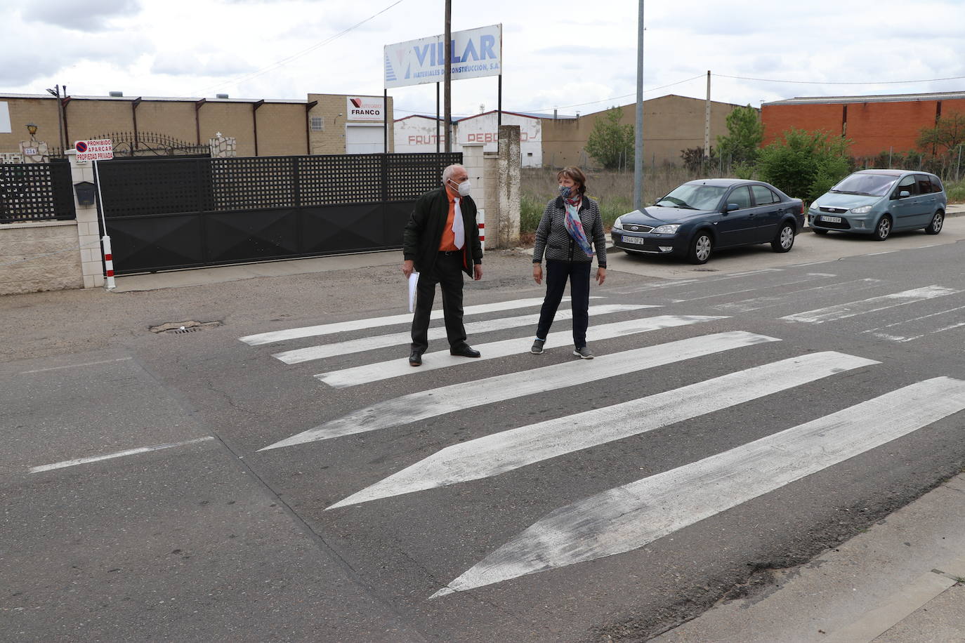 Varios vecinos de la localidad llevan años reclamando la retirada de un badén que produce molestos ruidos al paso de los vehículos.