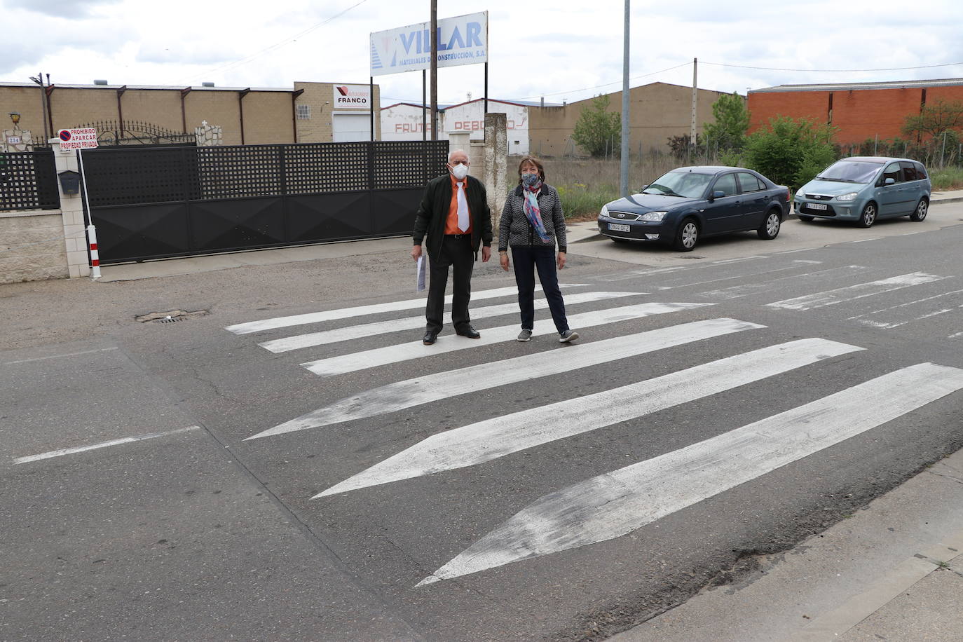 Varios vecinos de la localidad llevan años reclamando la retirada de un badén que produce molestos ruidos al paso de los vehículos.