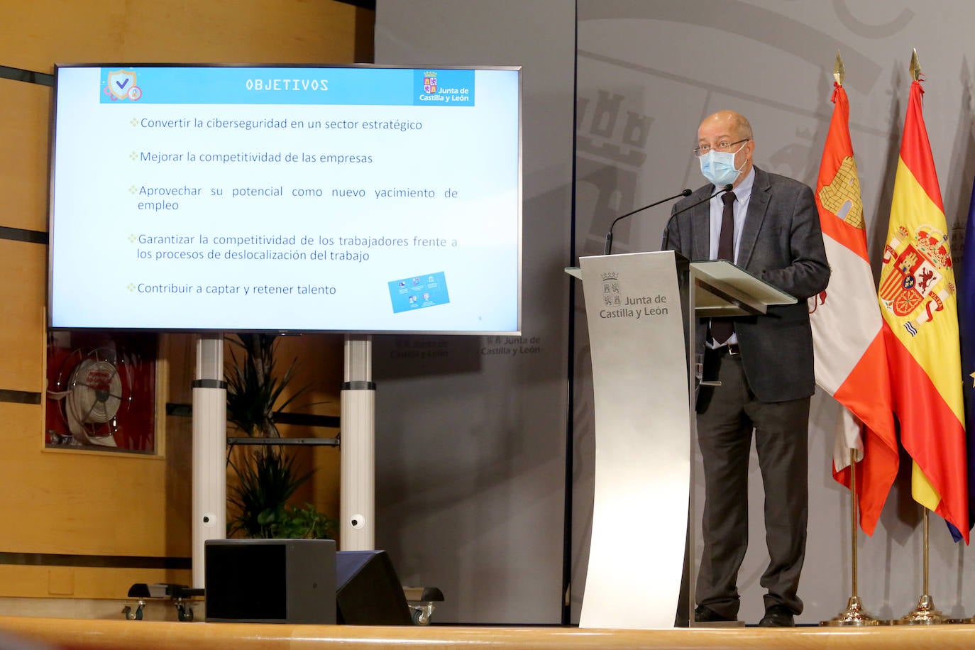 El vicepresidente, portavoz y consejero de Transparencia, Ordenación del Territorio y Acción Exterior, Francisco Igea y la consejera de Empleo e Industria, Ana Carlota Amigo, presentan la estrategia 'Reto Castilla y León Cibersegura'.