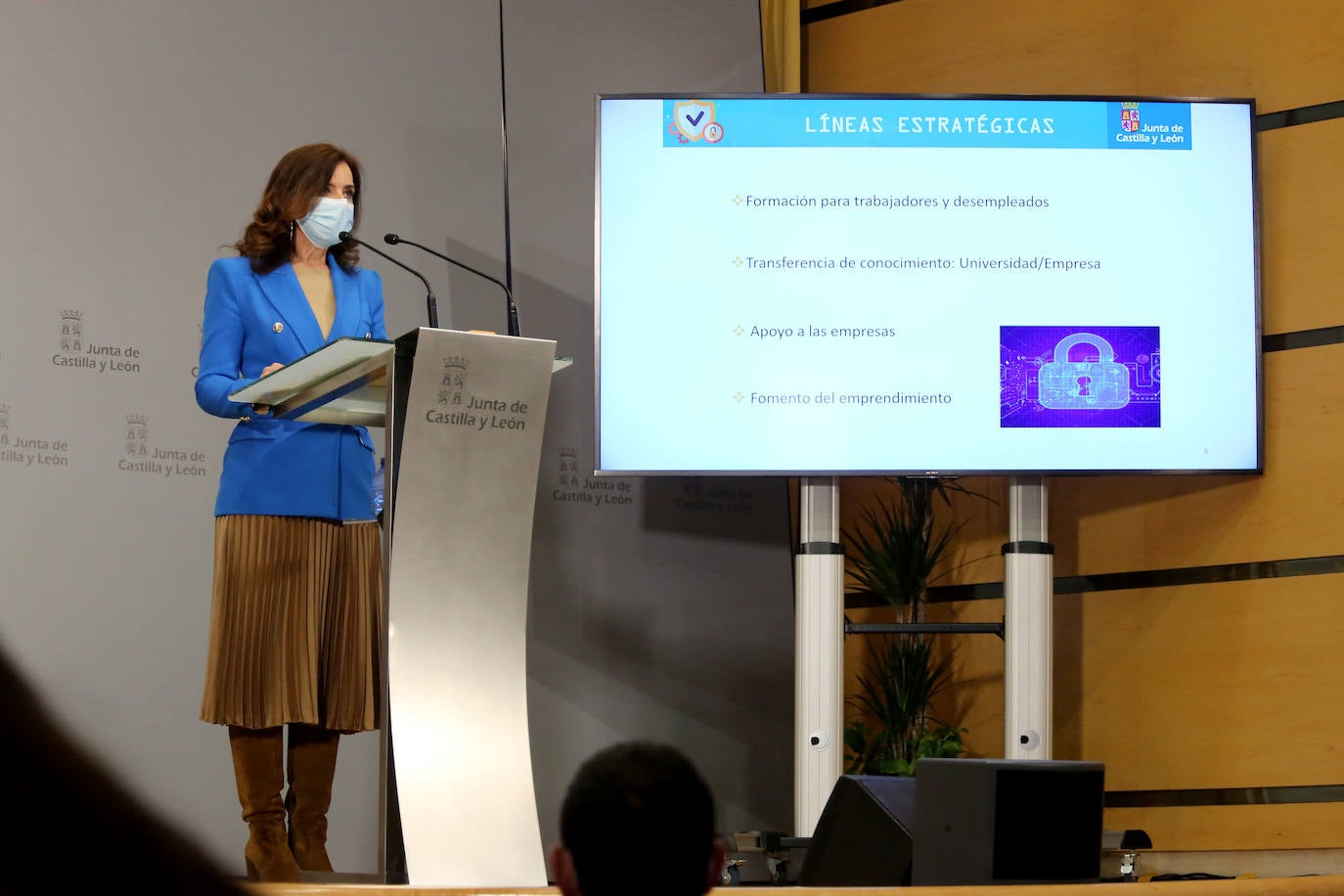 El vicepresidente, portavoz y consejero de Transparencia, Ordenación del Territorio y Acción Exterior, Francisco Igea y la consejera de Empleo e Industria, Ana Carlota Amigo, presentan la estrategia 'Reto Castilla y León Cibersegura'.