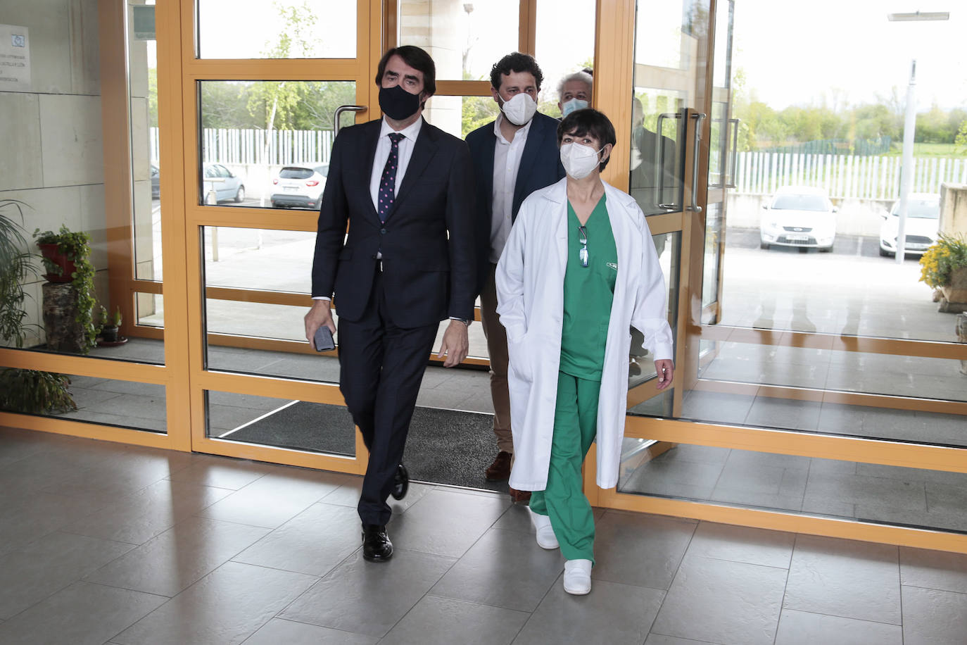 El consejero de Fomento y Medio Ambiente, Juan Carlos Suárez-Quiñones, visita el Laboratorio Regional de Sanidad Animal de Villaquilambre.