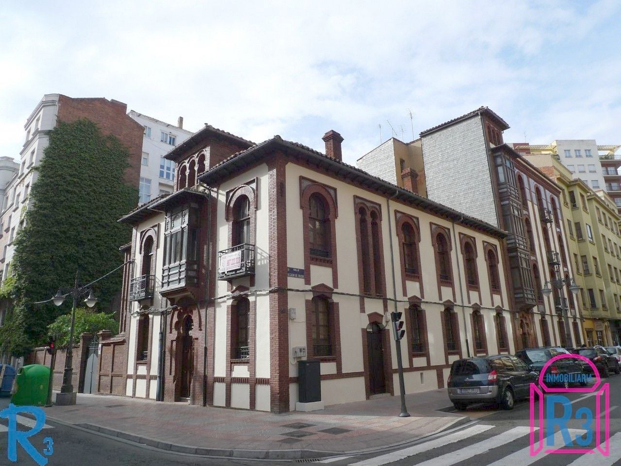 Edificio histórico de 1.910, de estilo neomudéjar, acabado por Manuel de Cárdenas y declarado Bien de Interés Cultural con categoría de monumento. Situado en el corazón de León capital. Tiene unos 1670 metros cuadros construidos más sótanos en un solar de 1028 metros cuadrados..