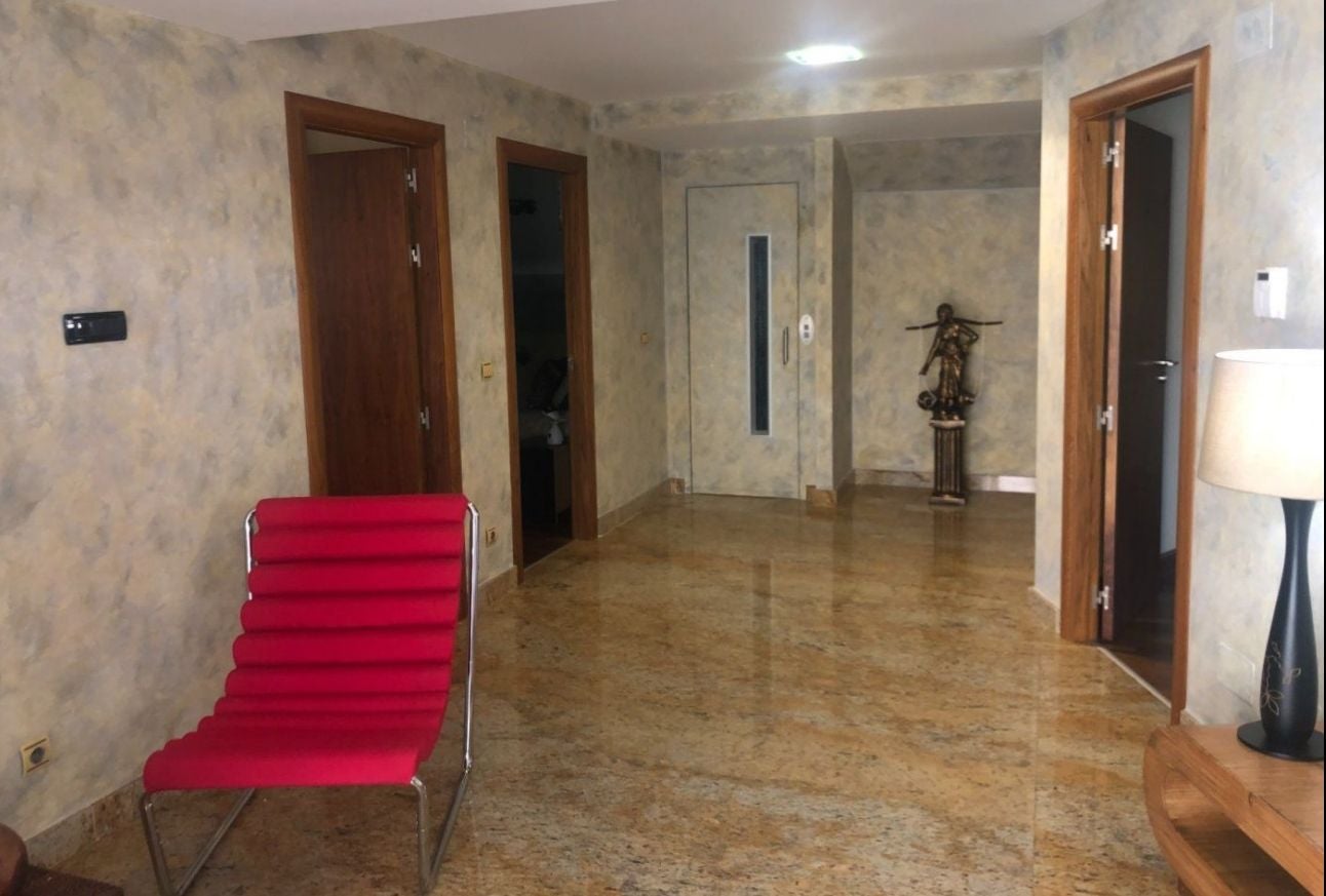 Chalet individual con piscina cubierta en Eras de Renueva, 714 m2, 4 habitaciones, cocina equipada con zona de comedor, salón independiente con porche, 5 baños, parcela de 1070 m2, garaje, trastero, bodega amplia, suelo radiante.
