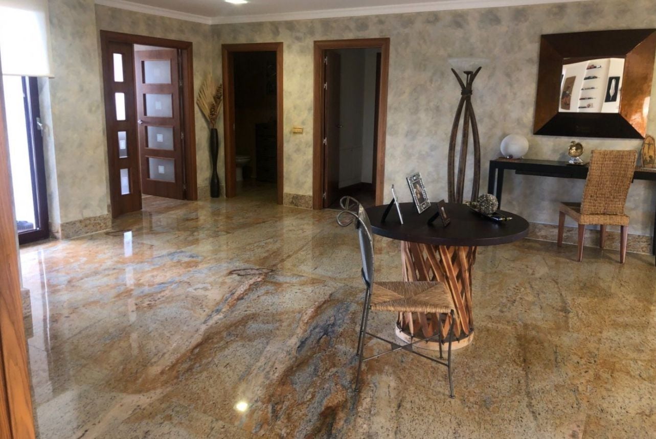 Chalet individual con piscina cubierta en Eras de Renueva, 714 m2, 4 habitaciones, cocina equipada con zona de comedor, salón independiente con porche, 5 baños, parcela de 1070 m2, garaje, trastero, bodega amplia, suelo radiante.
