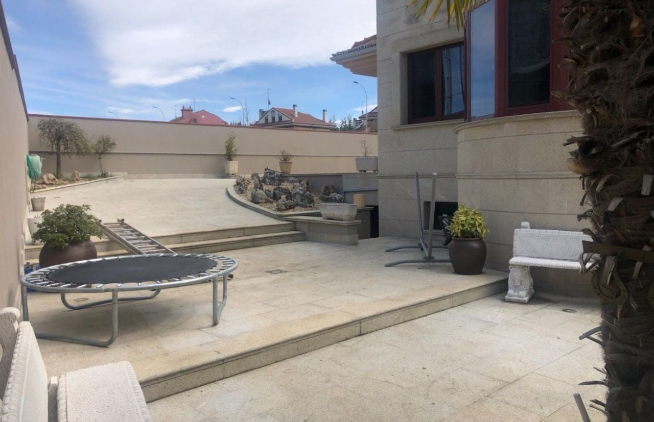 Chalet individual con piscina cubierta en Eras de Renueva, 714 m2, 4 habitaciones, cocina equipada con zona de comedor, salón independiente con porche, 5 baños, parcela de 1070 m2, garaje, trastero, bodega amplia, suelo radiante.