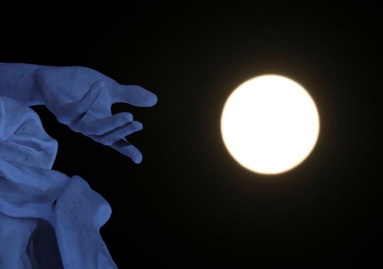 Una Superluna se eleva detrás del monumento Carta Magna y Las Cuatro Regiones Argentinas en Buenos Aires, Argentina.