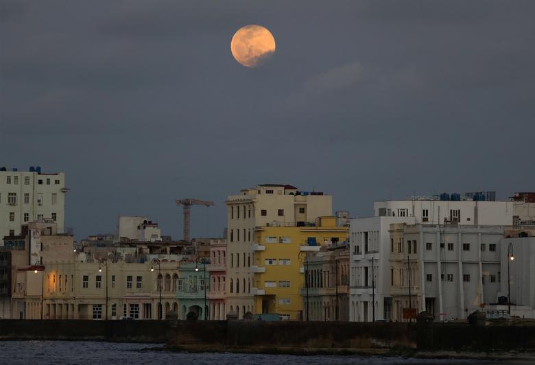 La luna llena, también conocida como Superluna, se eleva sobre La Habana, Cuba.