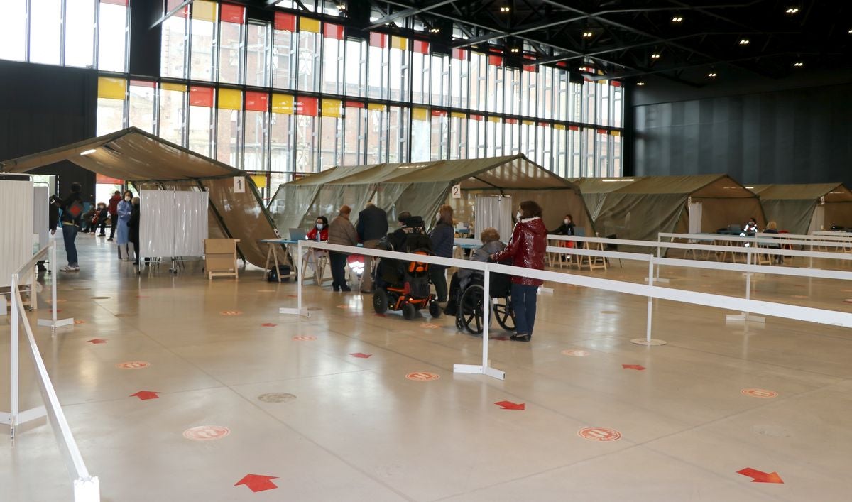 Más de 300 dosis de la vacuna estadounidense han sido inyectadas este miércoles en el Palacio de Exposiciones de León.