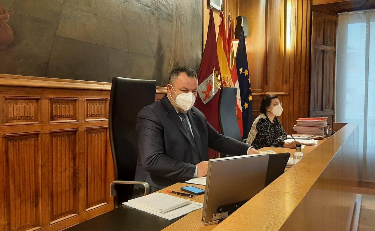 El presidente de la Diputación de León, Eduardo Morán, durante el Pleno de este miércoles. 