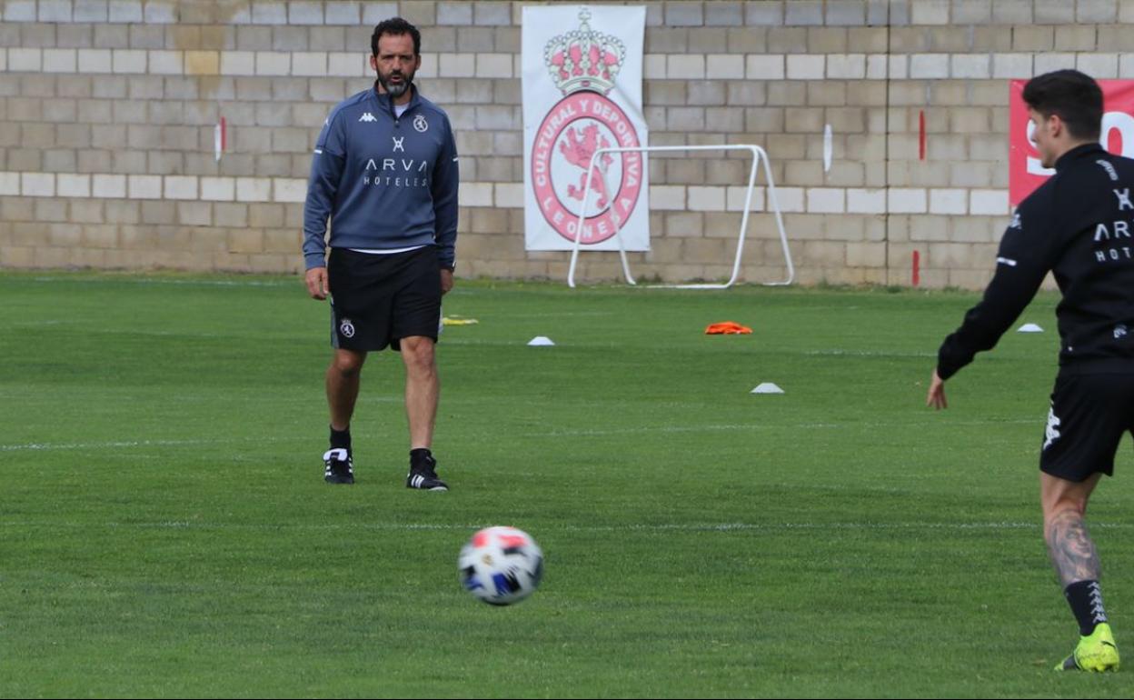 Ramón González, en su primer entrenamiento con la Cultural.