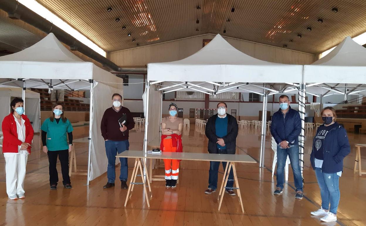 Vacunación masiva en el pabellón municipal de La Bañeza.