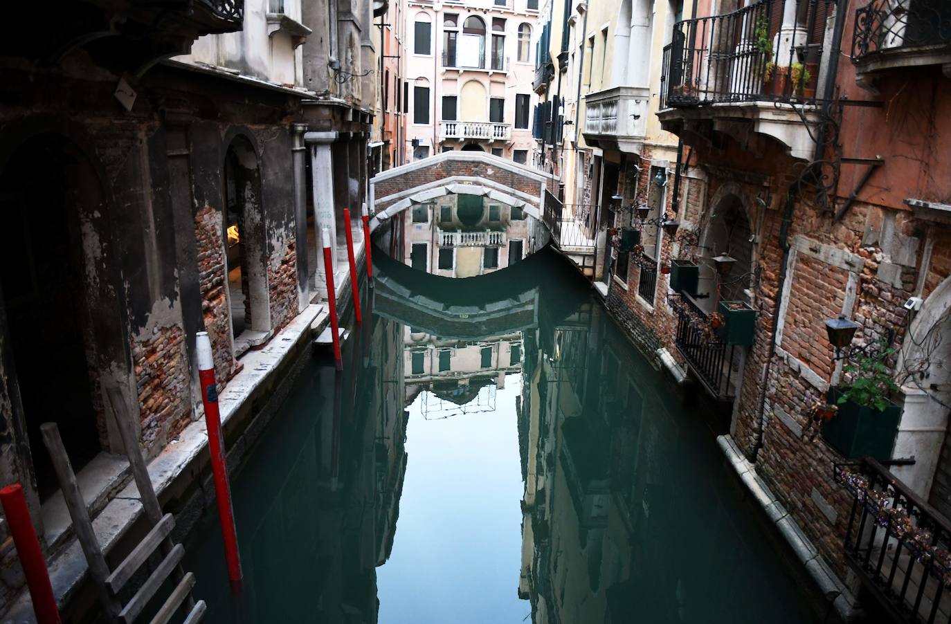 1.- VENECIA (ITALIA) | La ciudad está construida sobre un archipiélago de 118 pequeñas islas unidas entre sí por 455 puentes, si se incluyen las islas de Murano y Burano. En el interior de la ciudad no hay tráfico rodado. Y, a excepción de la navegación por los canales que separan a las islas, es una ciudad totalmente peatonal. Sus canales componen un gran entramado a modo de calles que parten del Gran Canal, gran vía por donde discurren multitud de embarcaciones, grandes y pequeñas, las más conocidas, las góndolas.