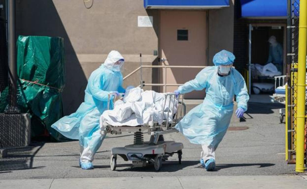 Una persona enferma ingresando en un hospital.