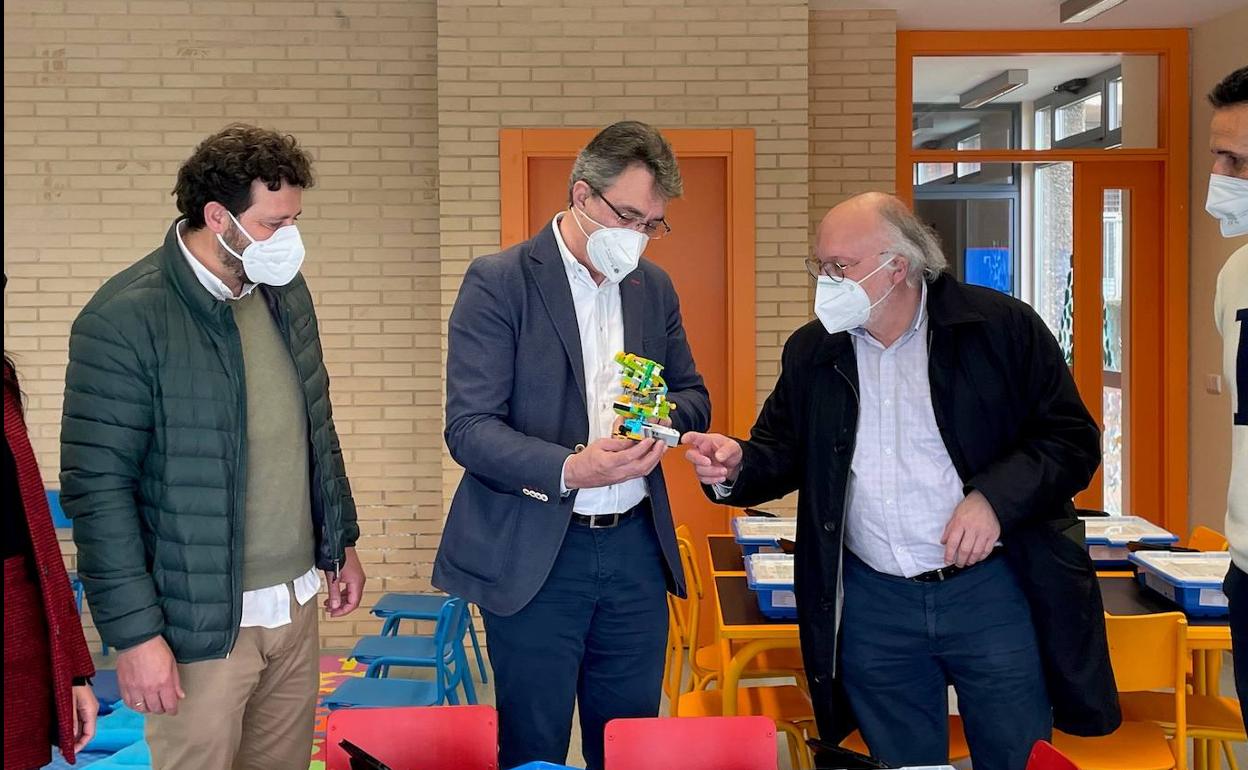 El delegado territorial de la Junta en León, Juan Martínez Majo, con el director provincial de Educación, Francisco Javier Álvarez Peón; el alcalde de Villaquilambre, Manuel García; y el concejal de Educación, Rodrigo Valle en el Aula del futuro.